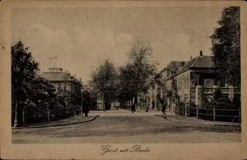 Ak Breda Nordbrabant Niederlande, Eine schwarz-weiße Fotografie einer Straße in Breda. Rechts ...