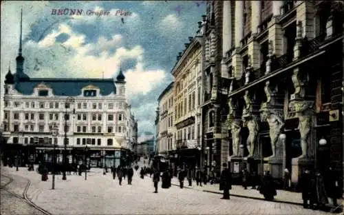 Ak Brno Brünn Südmähren, Großer Platz, Geschäftshäuser, Passanten