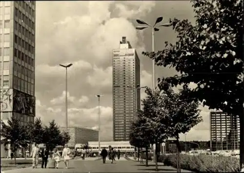 Ak Berlin Mitte, Alexanderplatz, Hochhaus, Menschen auf der Straße, Bäume, Straßenlaternen, Wo...