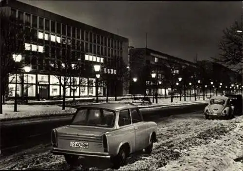 Ak Berlin Mitte, Unter den Linden im Winter, Trabant, Nachtaufnahme