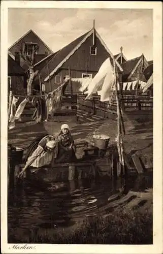 Ak Marken Nordholland Niederlande, Zwei Frauen am Wasser, Wäsche auf Leinen