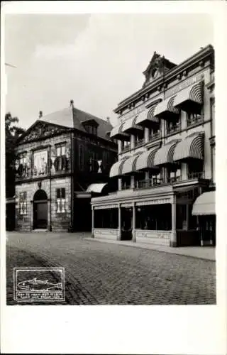 Ak Gouda Südholland Niederlande, Hotel de Zalm, historische Gebäude, gepflasterte Straße, schw...