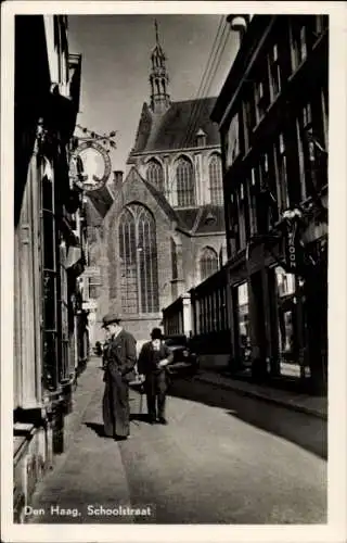 Ak Den Haag Südholland Niederlande, Vorderseite zeigt Kirche, zwei Männer gehen in der Straße,...