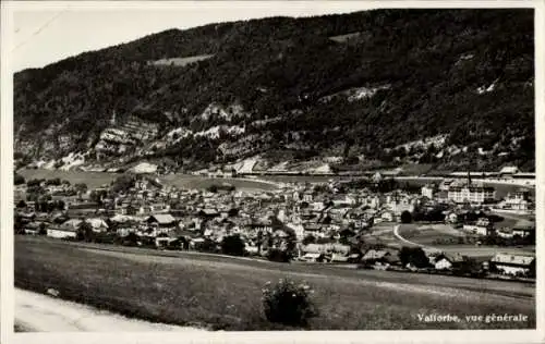 Ak Vallorbe Kanton Waadt,  vue générale, Landschaft mit Häusern, Berge im Hintergrund