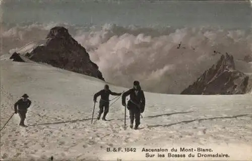 Ak Chamonix Mont Blanc Haute Savoie, Drei Bergsteiger auf dem  Wolkenlandschaft
