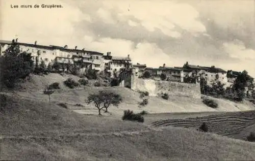 Ak Gruyères Kanton Freiburg Schweiz, Blick auf die Mauern von  Häuser, grüne Wiesen, bewölkter...