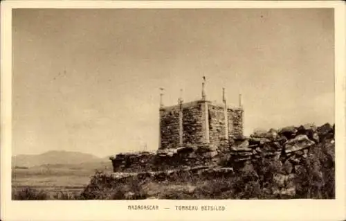 Ak Betsileo Madagaskar, Betsileo-Tombeau, Landschaft mit Bergen, historische Stätte