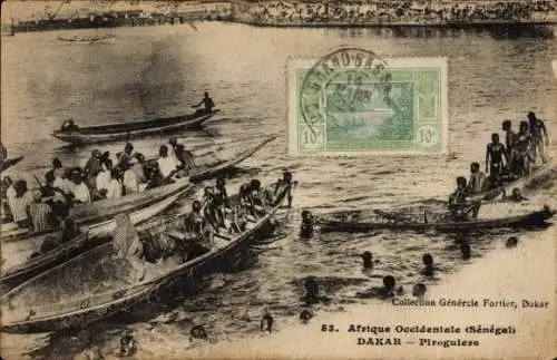 Ak Dakar Senegal, Bootsfahrer auf dem Wasser, Menschen am Ufer, Piroggen, ruhiges Wasser