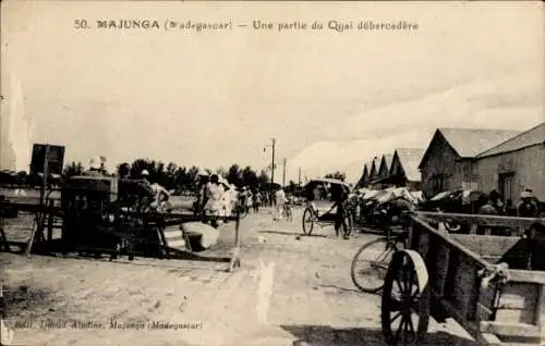 Ak Mahajanga Majunga Madagaskar, Teil des Quais am Hafen, Menschen, Fahrzeuge, Gebäude