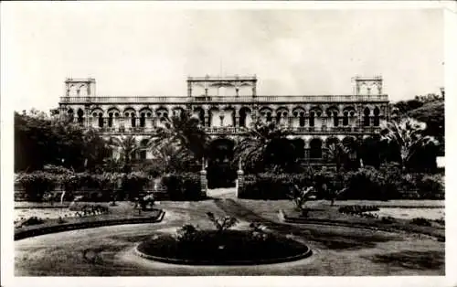 Ak Dakar Senegal, Historisches Gebäude, tropische Pflanzen, Straßenansicht, schwarz-weiß