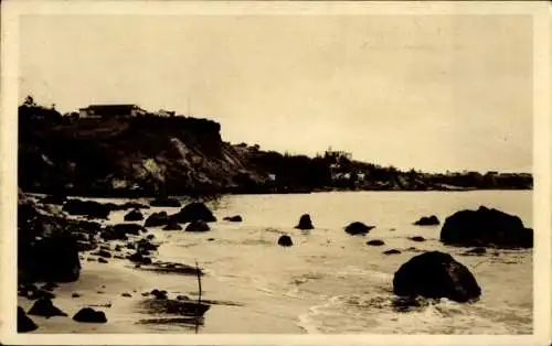 Ak Dakar Senegal, Küstenlandschaft, Felsen am Strand, unscharfer Himmel, keine Menschen