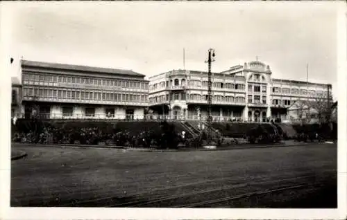 Ak Dakar Senegal, Hotelgebäude, mehrere Etagen, verziert, große Fenster, Straßenansicht