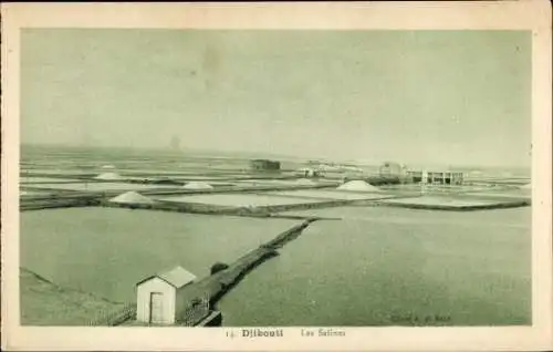 Ak Djibouti Dschibuti, Salinenlandschaft, Wasserflächen, Gebäude im Hintergrund, weite Aussicht