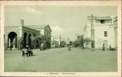 Ak Djibouti Dschibuti, Rue Marchand, Geschäftshaus Proprietaire Francais, ...Paconstante, Passanten