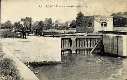Ak Alfort Val de Marne, Blick auf neue Schleuse, Flusslandschaft, Einzelne Person