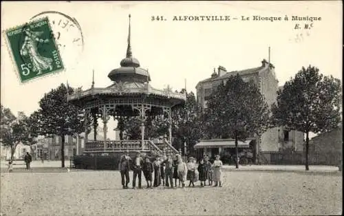 Ak Alfortville Val de Marne, Kiosque à Musique, Parklandschaft, Gruppenfoto,  