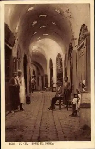 Ak Tunis Tunesien, Souk El Berka,  Gasse, mindestens fünf Personen, architektonischer Stil