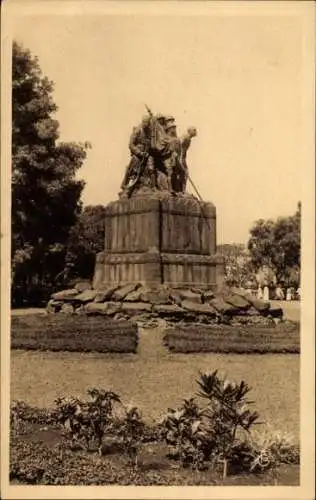 Ak Bamako Mali, Denkmal, Soldatenstatue, grüne Pflanzen, Stadtpark