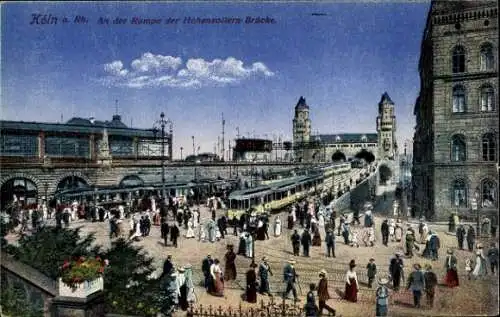 Ak Köln am Rhein, An der Rampe der Hohenzollernbrücke, Straßenbahn, Passanten