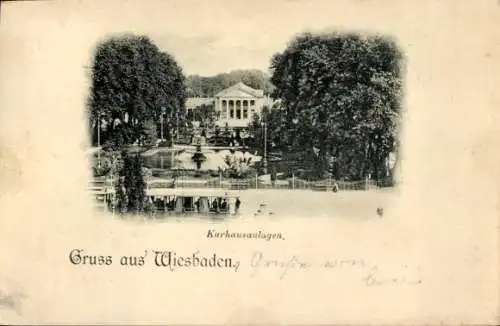 Ak Wiesbaden in Hessen, Kurpark mit Springbrunnen, Gebäude im Hintergrund, viele Bäume