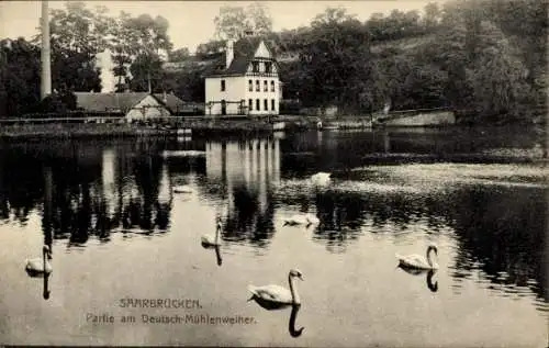 Ak Saarbrücken im Saarland, Schwäne im Wasser,  Gebäude, ruhige Landschaft