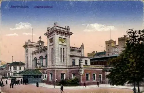 Ak Saarbrücken im Saarland, Hauptbahnhof,  Architektur, farbenfroher Himmel