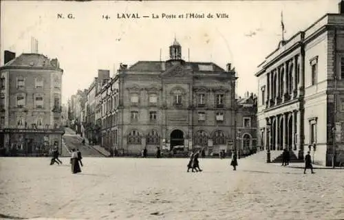 Ak Laval Mayenne, Historisches Gebäude, la Poste et Hôtel de Ville, schwarz-weiß, Fußgänger