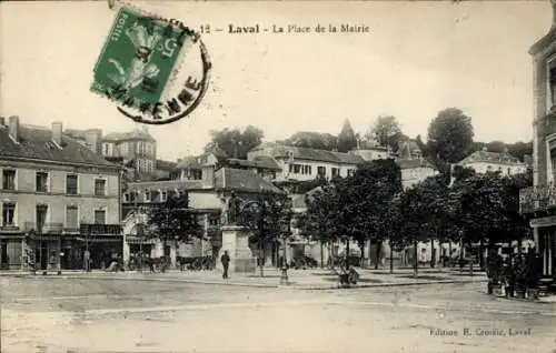 Ak Laval Mayenne, Platz der Mairie,  Architektur, Bäume, Pferdefuhrwerke