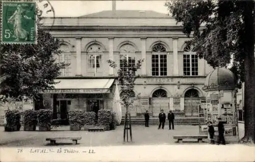 Ak Laval Mayenne, Theatergebäude, Menschen, Bäume, Werbetafeln, Poststempel