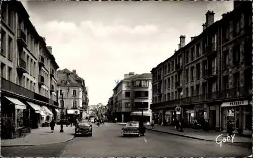 Ak Laval Mayenne, Stadtansicht, Straßen mit Gebäuden und Autos, Menschen auf der Straße