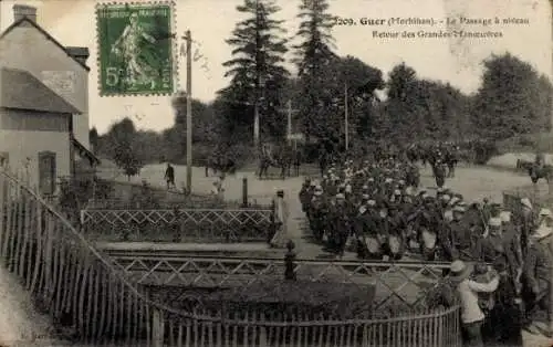 Ak Guer Morbihan, Militärparade, Bahnhof, Bäume,  