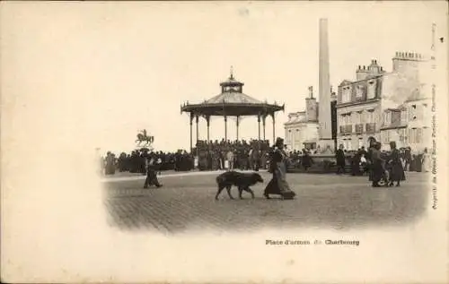 Ak Cherbourg en Cotentin Manche, Platz mit Pavillon, Menschenmenge, Reiterstatue, hunde