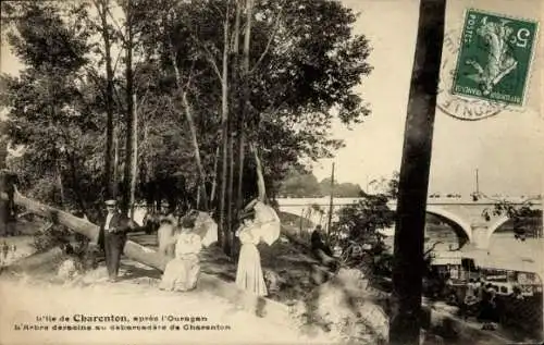 Ak Charenton le Pont Val de Marne, Gesamtansicht, Frauen mit Sonnenschirmen, Brücke