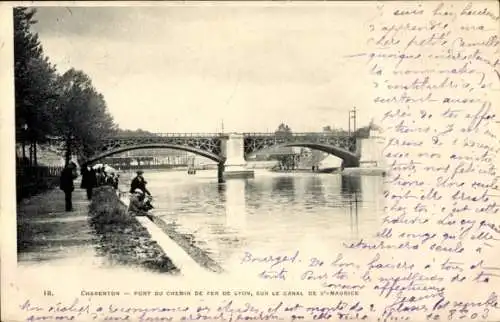 Ak Charenton le Pont Val de Marne, Brücke über den Kanal de St. Maurice, Flusslandschaft mit Spaz