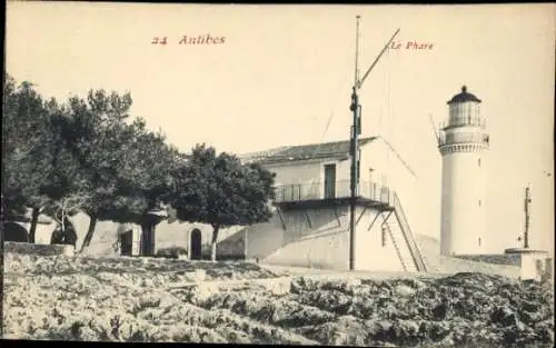 Ak Antibes Alpes Maritimes , Leuchtturm, Gebäude, baumbestandene Landschaft