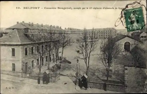 Ak Belfort Beffert Beffort Territoire de Belfort, Caserne Bougenel, Soldaten und Gebäude, Bäume, 