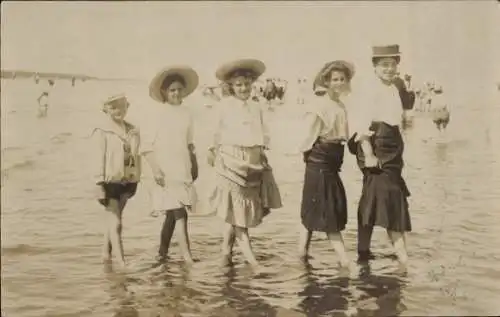 Ak Nordseebad Cuxhaven, Fünf Frauen im Wasser,  Kleidung, Badestrand