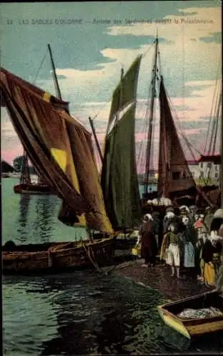 Ak Les Sables d'Olonne Vendée, Arivee des Sardinieres devant la Poissonerie