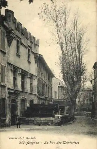 Ak Avignon Vaucluse, Fassade eines Gebäudes, la Rue des Teinturiers, Bäume,  Atmosphäre