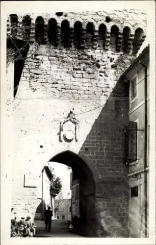 Ak Courthézon Vaucluse, Historisches Stadttor, steinerne Mauer, Passant, alte Architektur, Schwar