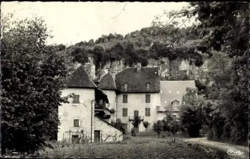 Ak Artemare Ain, Schwarzes und weißes Foto eines Hauses, grüne Bäume, Felsen im Hintergrund