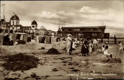 Ak Seebad Binz auf Rügen, Ostseebad, Strandleben, Strand, Gebäude, Spaziergänger, Badende