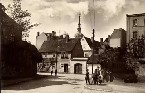 Ak Lübben im Spreewald, Am Schloss,  Gebäude, Menschen auf der Straße, Aussicht auf den Turm