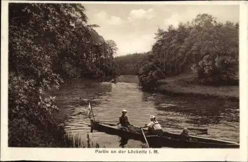 Ak Löcknitz in Vorpommern, Rudern auf einem Fluss, Landschaft mit Bäumen, zwei Personen im Boot