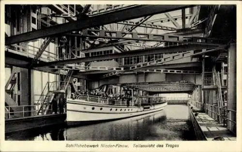 Ak Niederfinow in Brandenburg, Schiffshebewerk, Trog, Salon-Motor-Schiff Kreuz As, Passagiere