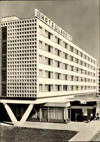 Ak Cottbus in der Niederlausitz, Hotel Lausitz, moderne Architektur, Stadtlandschaft, Schwarz-Wei