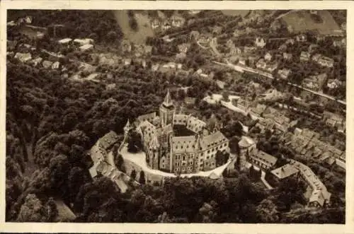 Ak Wernigerode im Harz, Luftaufnahme von  Schloss, Natur,  Architektur