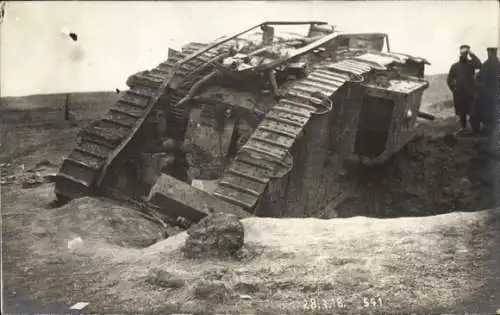 Foto Ak Britische Panzer?, Kriegsbeute, Soldaten, 1918