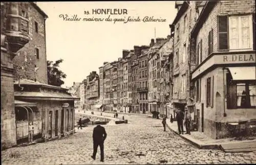 Ak Honfleur Calvados, Alte Häuser am Quai Sainte-Catherine, Straße, Personen, Kopfstand