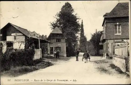 Ak Honfleur Calvados, aufnahme, Straße, Häuser, Bäume, Menschen auf der Straße